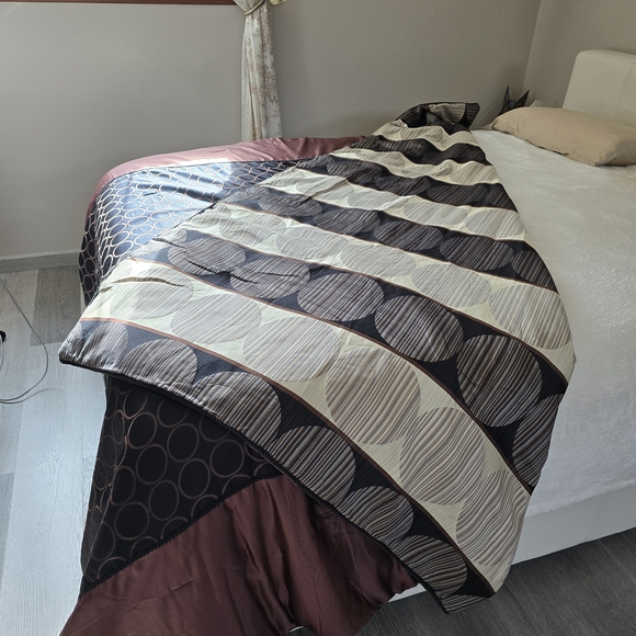 Elegant Black and Brown Bedding Set - Picture 2 of 4